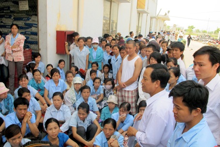 Công nhân công ty Giai Đức được tăng lương cơ bản - 1 Công nhân công ty Giai Đức được tăng lương cơ bản - 1