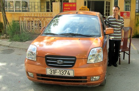 Tạm giữ tài xế taxi hất CSGT lên nắp capo - 1 Tạm giữ tài xế taxi hất CSGT lên nắp capo - 1