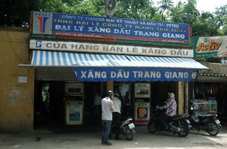Hà Nội: Bức xúc vì cây xăng bán xăng “dính” nước - 1 Hà Nội: Bức xúc vì cây xăng bán xăng “dính” nước - 1