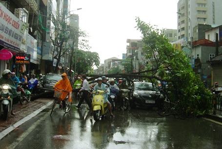 Hà Nội: Mưa lớn nhấn chìm nhiều tuyến phố - 21