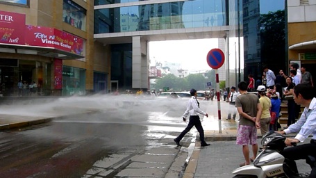 Hà Nội: Họng cứu hỏa phun nước “rửa xe” giữa đường - 2 Hà Nội: Họng cứu hỏa phun nước “rửa xe” giữa đường - 2