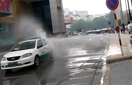 Hà Nội: Họng cứu hỏa phun nước “rửa xe” giữa đường - 4 Hà Nội: Họng cứu hỏa phun nước “rửa xe” giữa đường - 4
