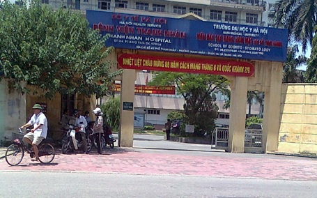 Con nợ bị đánh bất tỉnh tại cổng Bệnh viện Thanh Nhàn - 1 Con nợ bị đánh bất tỉnh tại cổng Bệnh viện Thanh Nhàn - 1