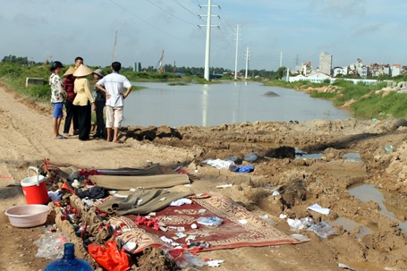 Hà Nội: 4 em nhỏ chết đuối dưới hố công trường - 1 Hà Nội: 4 em nhỏ chết đuối dưới hố công trường - 1