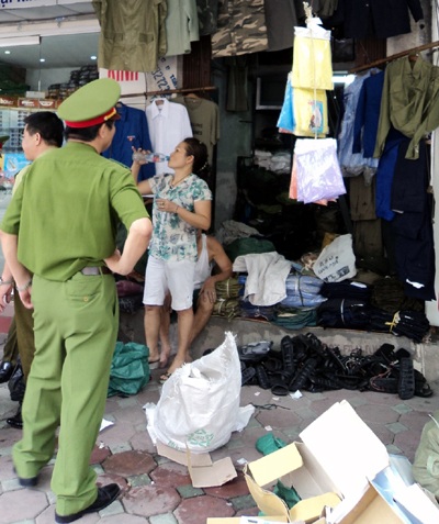 Hà Nội: “Sờ gáy” các cơ sở kinh doanh trang phục quân dụng - 1 Hà Nội: “Sờ gáy” các cơ sở kinh doanh trang phục quân dụng - 1
