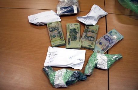 Thuê xế hộp, mang 3 khẩu súng đi buôn ma túy - 2