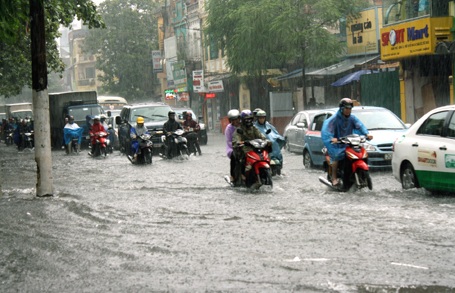 Hà Nội lại “quay cuồng” trong mưa ngập - 1 Hà Nội lại “quay cuồng” trong mưa ngập - 1