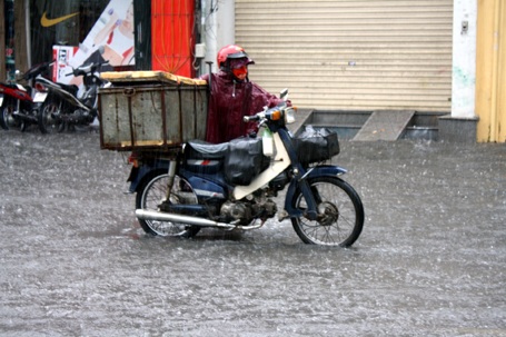 Hà Nội lại “quay cuồng” trong mưa ngập - 4 Hà Nội lại “quay cuồng” trong mưa ngập - 4