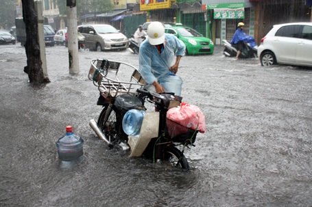 Hà Nội lại “quay cuồng” trong mưa ngập - 5 Hà Nội lại “quay cuồng” trong mưa ngập - 5