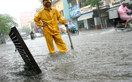Hà Nội lại “quay cuồng” trong mưa ngập - 6 Hà Nội lại “quay cuồng” trong mưa ngập - 6