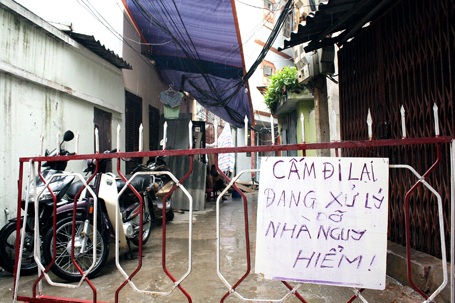 Hà Nội: Hai ngôi nhà bị lún, nghiêng nghiêm trọng - 4