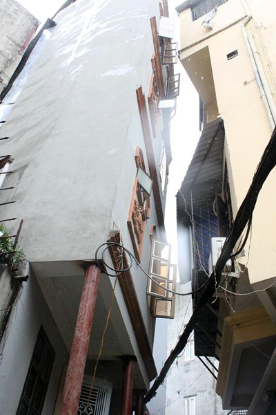 Hà Nội: Hai ngôi nhà bị lún, nghiêng nghiêm trọng - 1