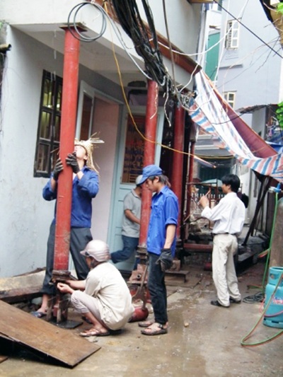 Hà Nội: Hai ngôi nhà bị lún, nghiêng nghiêm trọng - 2