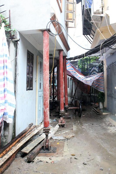 Hà Nội: Hai ngôi nhà bị lún, nghiêng nghiêm trọng - 3
