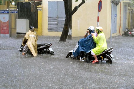 Hà Nội lại “quay cuồng” trong mưa ngập - 23 Hà Nội lại “quay cuồng” trong mưa ngập - 23
