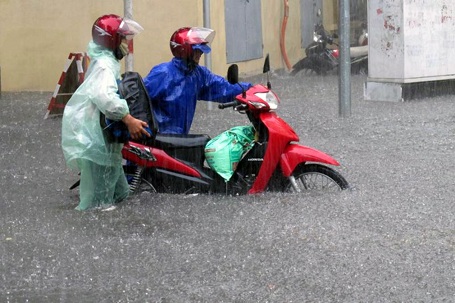 Hà Nội lại “quay cuồng” trong mưa ngập - 24 Hà Nội lại “quay cuồng” trong mưa ngập - 24