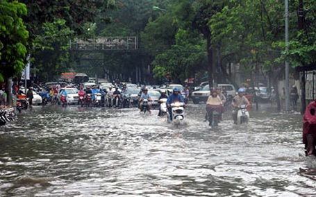 Hà Nội lại “quay cuồng” trong mưa ngập - 19 Hà Nội lại “quay cuồng” trong mưa ngập - 19