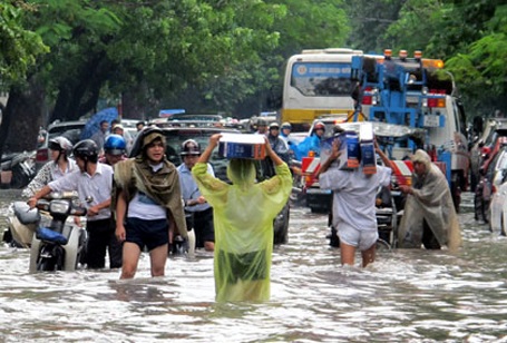 Hà Nội lại “quay cuồng” trong mưa ngập - 20 Hà Nội lại “quay cuồng” trong mưa ngập - 20