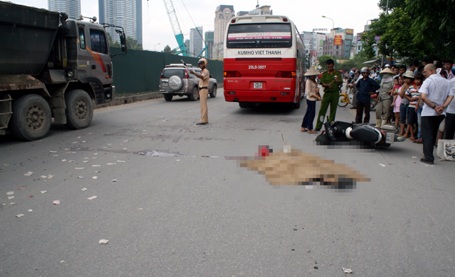 Cô gái trẻ chết thảm dưới gầm xe khách - 1 Cô gái trẻ chết thảm dưới gầm xe khách - 1