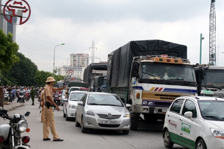 Cô gái trẻ chết thảm dưới gầm xe khách - 2 Cô gái trẻ chết thảm dưới gầm xe khách - 2