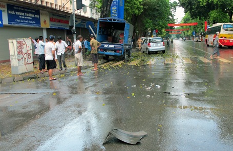 Xe tải “đấu đầu” taxi rồi “hạ gục” biển báo giao thông - 1 Xe tải “đấu đầu” taxi rồi “hạ gục” biển báo giao thông - 1