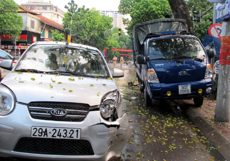 Xe tải “đấu đầu” taxi rồi “hạ gục” biển báo giao thông - 2 Xe tải “đấu đầu” taxi rồi “hạ gục” biển báo giao thông - 2