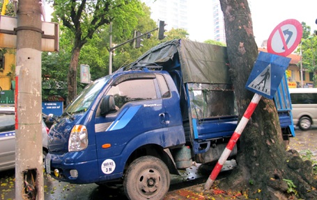 Xe tải “đấu đầu” taxi rồi “hạ gục” biển báo giao thông - 3 Xe tải “đấu đầu” taxi rồi “hạ gục” biển báo giao thông - 3