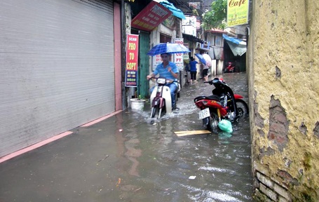 Hà Nội lại “quay cuồng” trong mưa ngập - 17 Hà Nội lại “quay cuồng” trong mưa ngập - 17