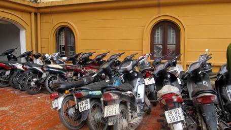 Triệt phá ổ nhóm làm giả giấy tờ để tiêu thụ xe ăn cắp - 2