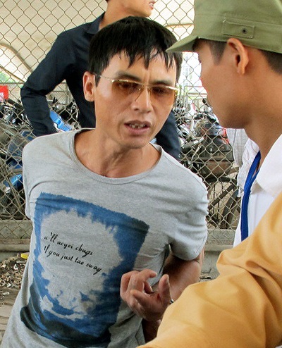 Giắt lưỡi lê, bình xịt hơi cay đi dạo phố - 2