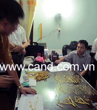 Chân dung nghi phạm giết người man rợ, cướp tiệm vàng - 4 Chân dung nghi phạm giết người man rợ, cướp tiệm vàng - 4