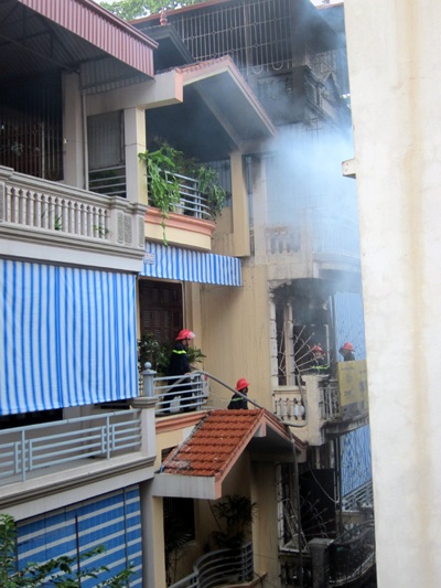 Hà Nội: “Bà hỏa” thiêu rụi ngôi nhà 4 tầng lúc nửa đêm - 13