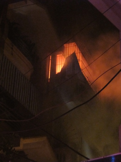 Hà Nội: “Bà hỏa” thiêu rụi ngôi nhà 4 tầng lúc nửa đêm - 1