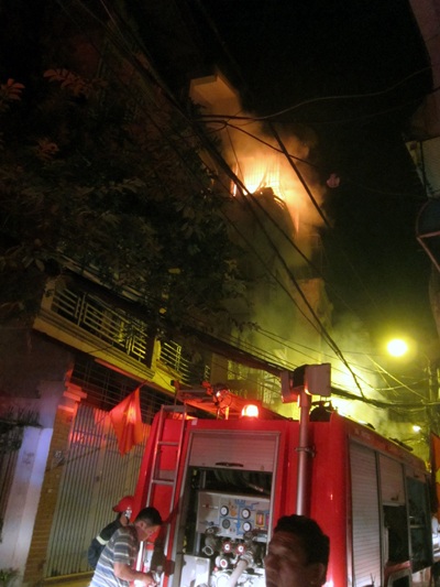 Hà Nội: “Bà hỏa” thiêu rụi ngôi nhà 4 tầng lúc nửa đêm - 7