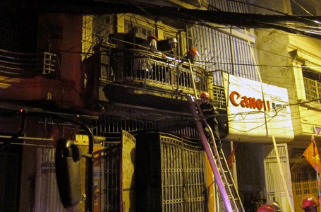 Hà Nội: “Bà hỏa” thiêu rụi ngôi nhà 4 tầng lúc nửa đêm - 2