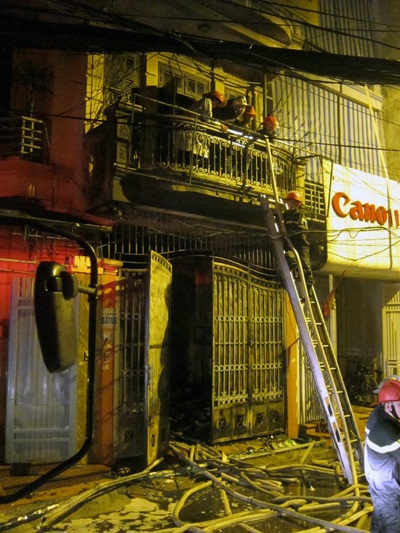 Hà Nội: “Bà hỏa” thiêu rụi ngôi nhà 4 tầng lúc nửa đêm - 10