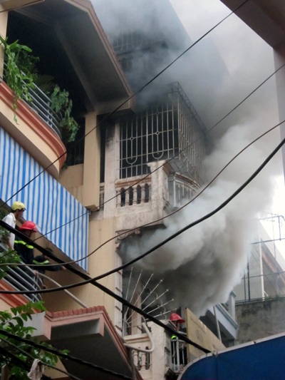 Hà Nội: “Bà hỏa” thiêu rụi ngôi nhà 4 tầng lúc nửa đêm - 12
