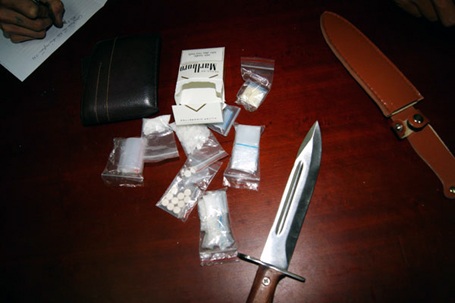 CSGT bắt “nóng” đối tượng buôn bán ma túy trên phố Khâm Thiên - 2