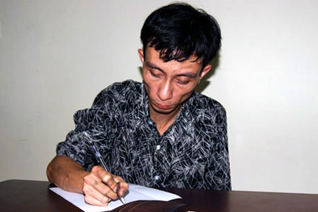 CSGT bắt “nóng” đối tượng buôn bán ma túy trên phố Khâm Thiên - 1