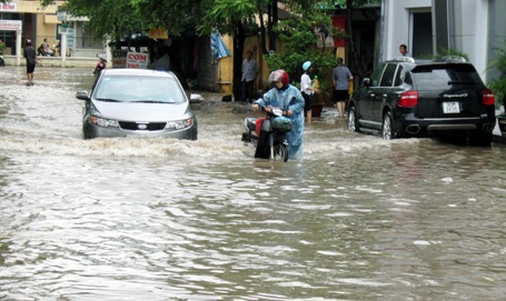 Hà Nội: Biển nước bủa vây Bệnh viện 19-8 - 3