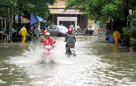 Hà Nội: Biển nước bủa vây Bệnh viện 19-8 - 1