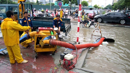 Hà Nội: Biển nước bủa vây Bệnh viện 19-8 - 12