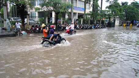 Hà Nội: Biển nước bủa vây Bệnh viện 19-8 - 2