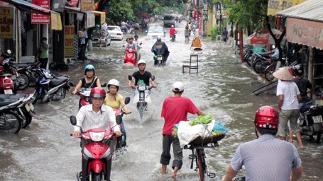 Hà Nội: Biển nước bủa vây Bệnh viện 19-8 - 9