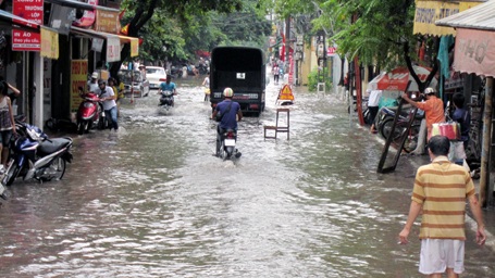 Hà Nội: Biển nước bủa vây Bệnh viện 19-8 - 8