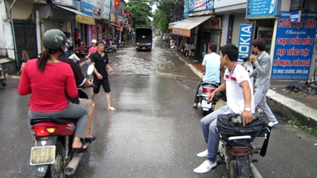 Hà Nội: Biển nước bủa vây Bệnh viện 19-8 - 10