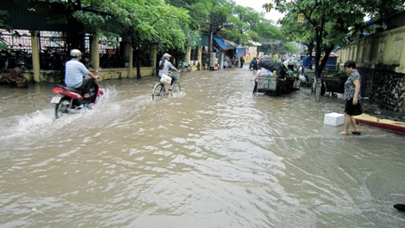 Hà Nội: Biển nước bủa vây Bệnh viện 19-8 - 7