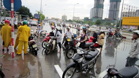 Hà Nội: Biển nước bủa vây Bệnh viện 19-8 - 6