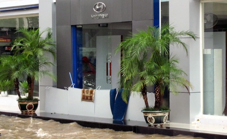 Hà Nội: Biển nước bủa vây Bệnh viện 19-8 - 5