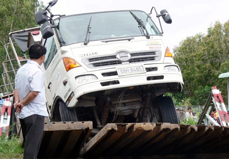 Xe tải chở sắt “bẻ gãy” cầu, một người mất tích - 1 Xe tải chở sắt “bẻ gãy” cầu, một người mất tích - 1